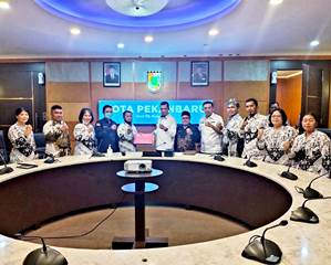 Guru honorer menjumpai Pj Walikota Pekanbaru, Muflihun menyampaikan keluh kesahnya (foto/ist)